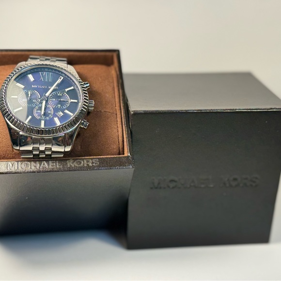 Michael Kors Watch - Picture 3 of 8